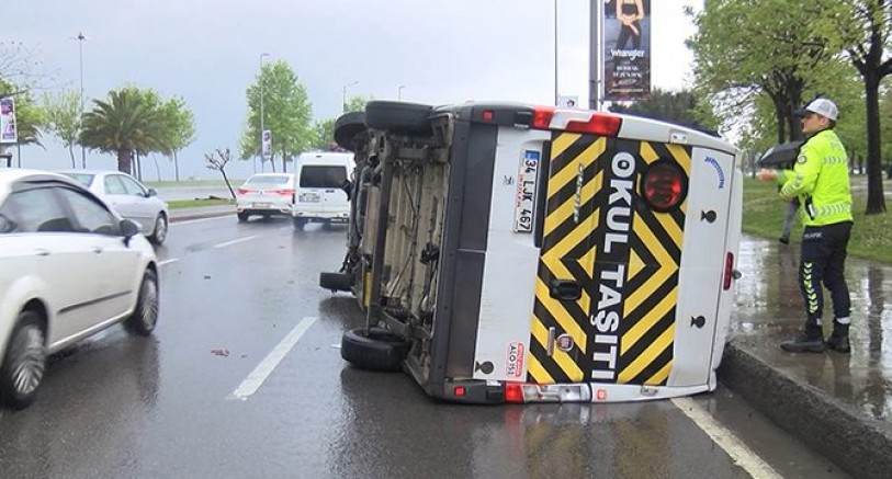 Pendik’te servis minibüsü devrildi