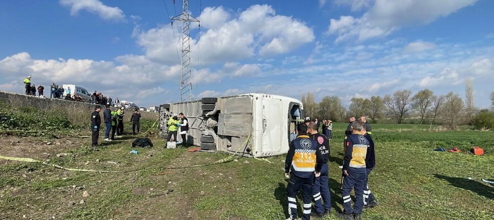 Servis devrildi: 3 ölü, 31 yaralı