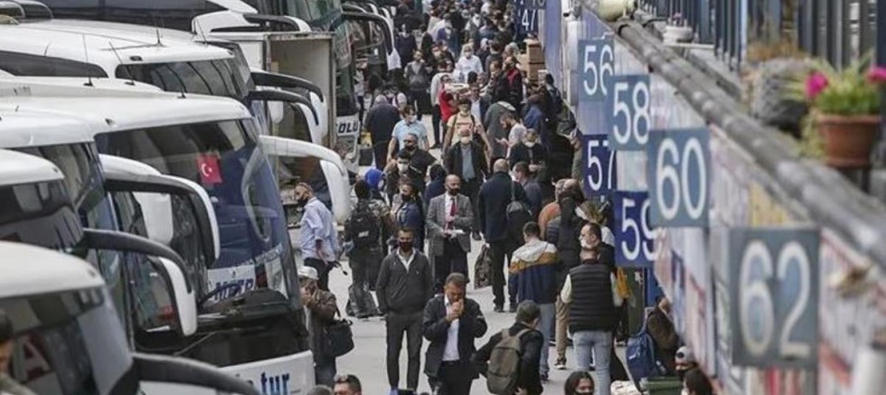 Otogarda biletler tükendi, firmalar ek seferler koyuyor