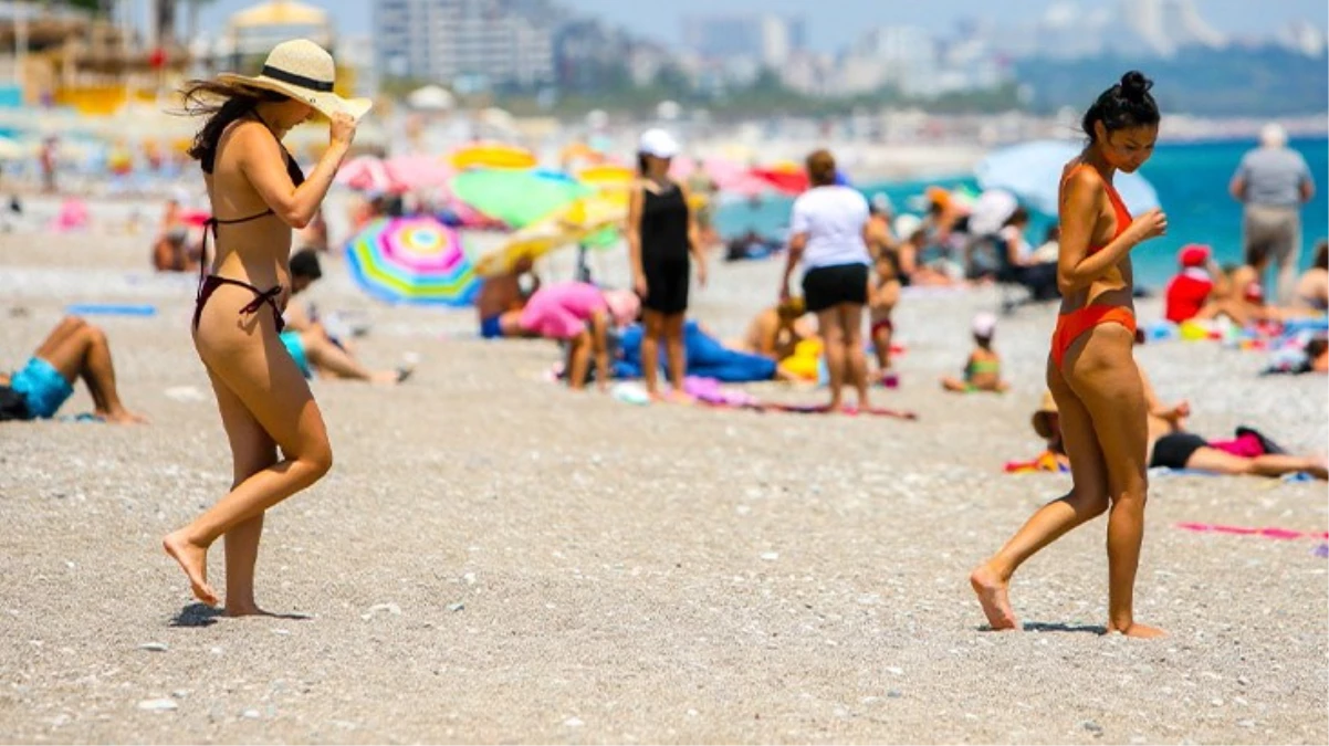 Yunanistan’da ünlü plaja asılan, “Çıplaklık yasaktır” tabelası turistleri çıldırttı! Soyunarak protesto ettiler