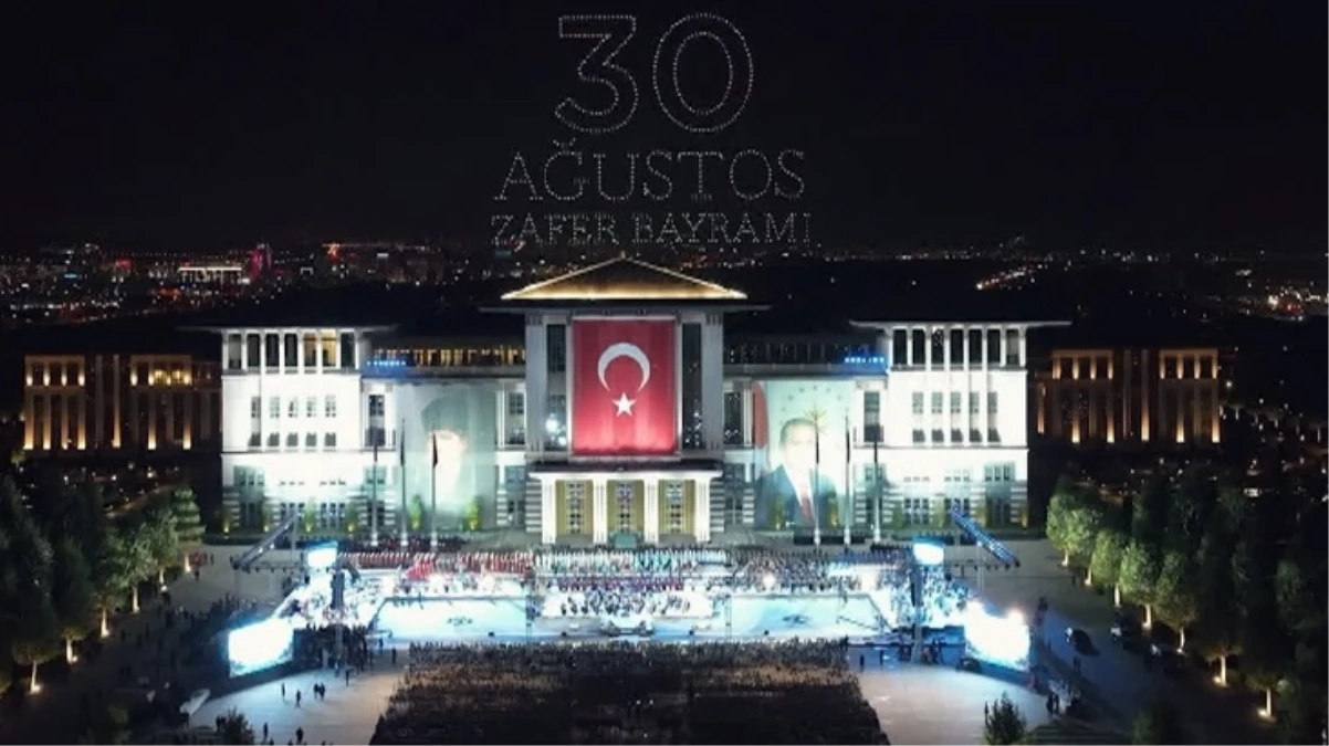 Cumhurbaşkanlığı Külliyesi’nde 1200 drone ile gerçekleştirilen ışık gösterisi 100. Yıl Marşı’na eşlik etti