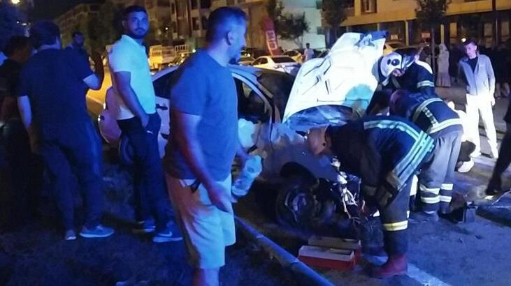 Kontrolden çıkan otomobil orta refüje çarptı! Araç bu hale geldi