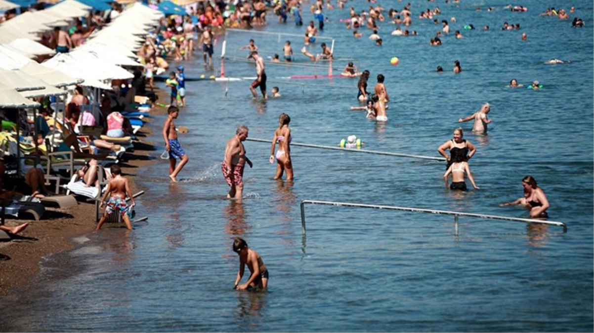 Meteoroloji’nin “fırtına” uyarısının ardından 3 şehirde denize girmek yasaklandı