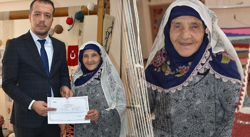 85 yaşında, 15 torunu var! Kursun en yaşlı öğrencisi Fado teyze sertifikasını aldı
