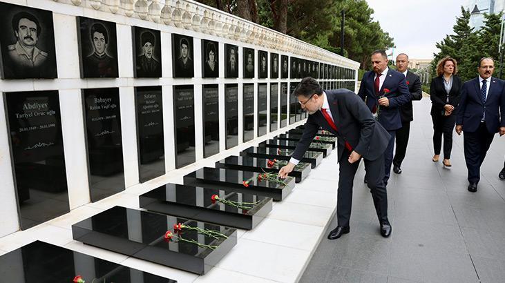 Bakan Yumaklı’dan Azerbaycan Şehitliği ve Türk Şehitliği’ne ziyaret