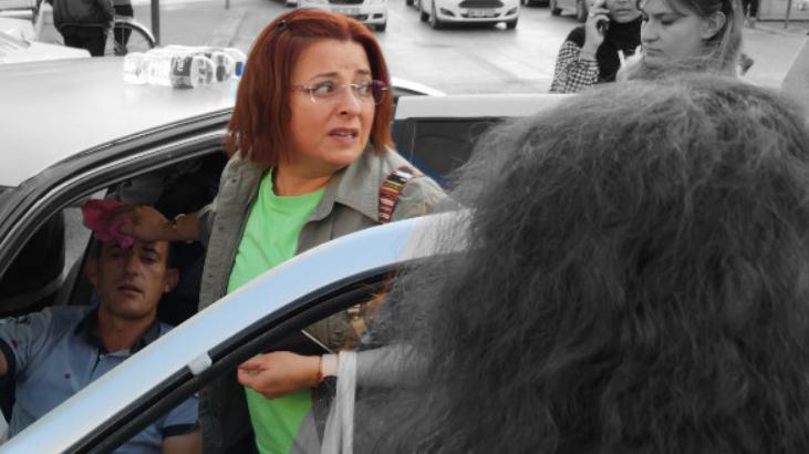 Sağlık görevlileri gelene kadar bekledi! Hatalı dönüş kazaya neden oldu