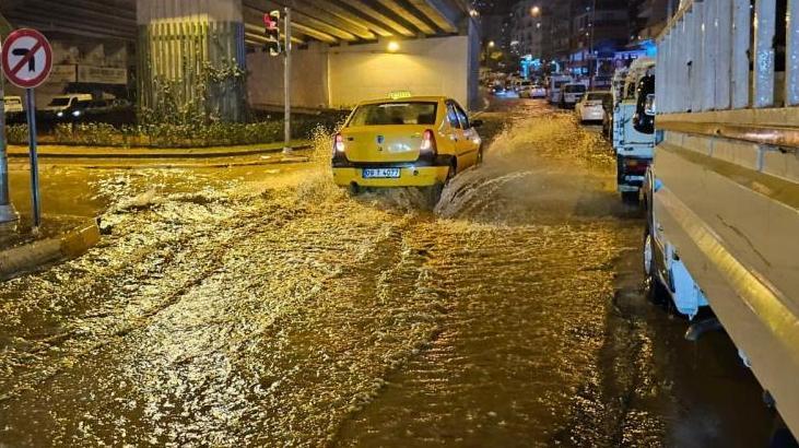 10 dakika süren sağanak yağış yetti! Sürücüler zor anlar yaşadı