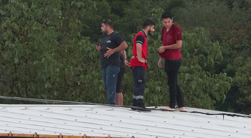 Arnavutköy’de fabrikanın çatısında mahsur kalan işçiler kurtarıldı
