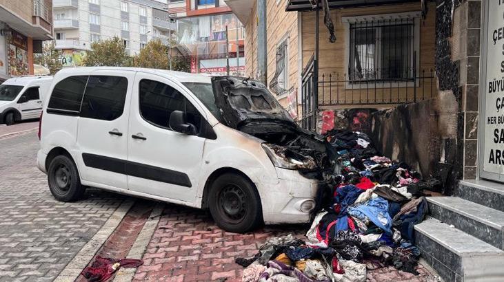 Sokakta kıyafetleri yaktı, 2 araç küle döndü