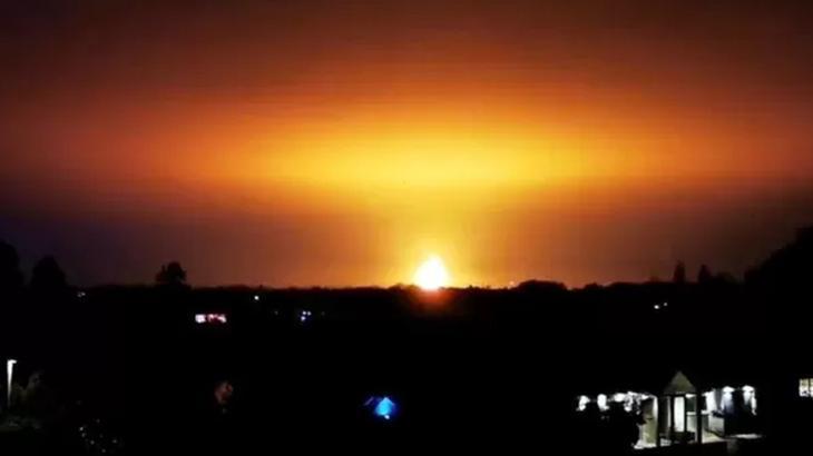 İngiltere’de geri dönüşüm tesisine düşen yıldırım patlamaya neden oldu