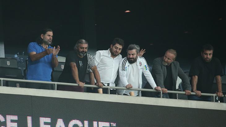 Öfkeli Beşiktaş taraftarı stadı uzun süre terk etmedi! İbrahim Üzülmez devreye girdi