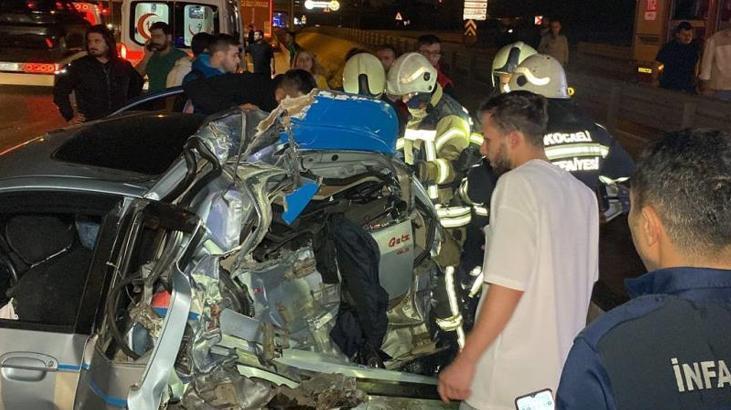 TIR’ın çarptığı otomobil kağıt gibi ezildi! Yaralılar var