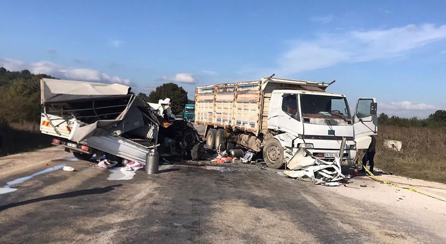 Süt toplama kamyoneti kamyona çarptı! Ölü ve yaralılar var