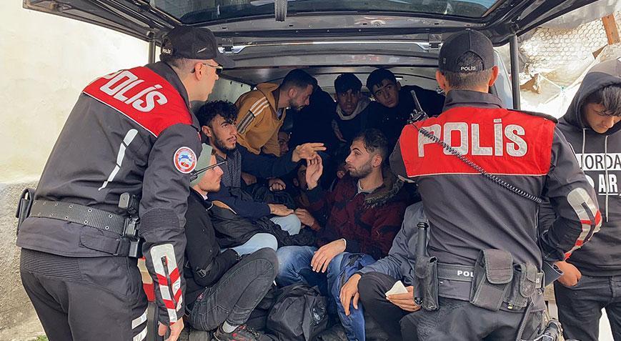 Sürücü kaçtı, minibüsteki 23 kaçak göçmen yakalandı