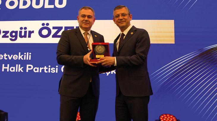 ‘Prof.Dr Mekin Tanker Onur Ödülü’ Özgür Özel’e verildi