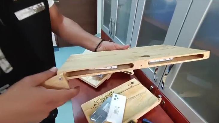 Yer Adana: Rahlenin içinden kaçak telefon çıktı!