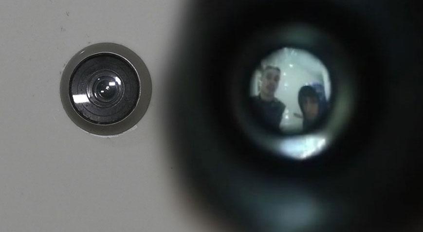 Şoke eden olay! Kapı dürbününden her şeyi kaydetti