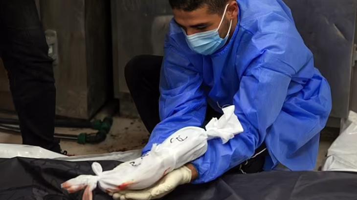 Gazze’den en acı kare! Doğmamış bebek annesiyle aynı torbaya yerleştirildi