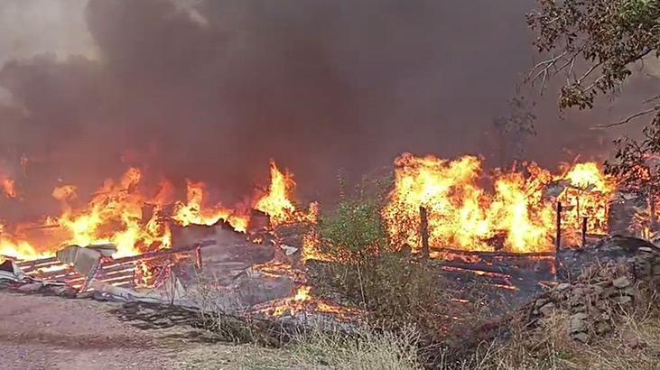 Kastamonu’da büyük yangın! 40 ev ve ahır alevlere teslim oldu
