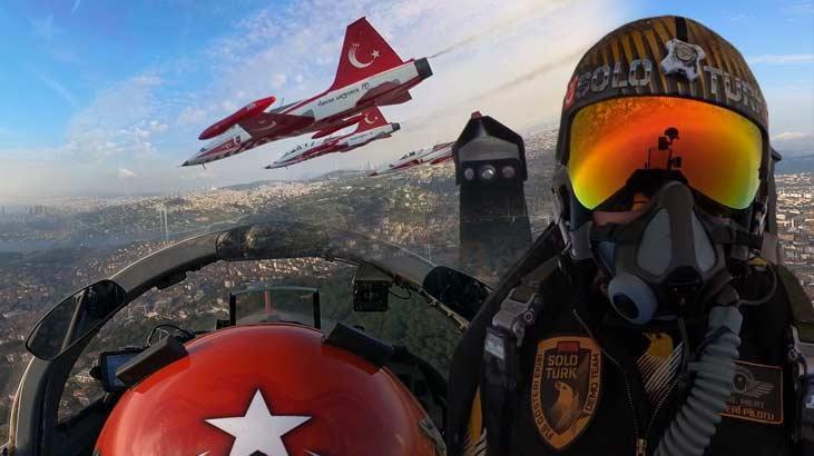 İstanbul Boğazı’nda dikkat çeken anons! Bu görüntü Türk Yıldızları’nın kokpitinden paylaşıldı