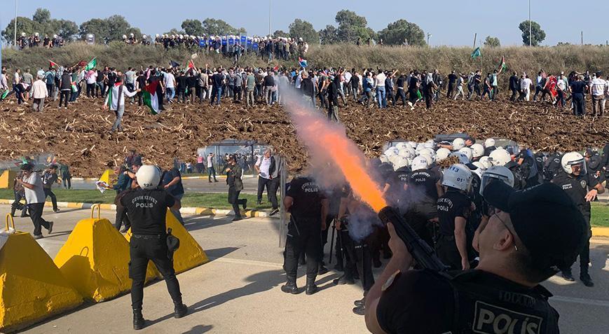İncirlik Hava Üssü’ne girmeye çalışan protestoculara polis engeli