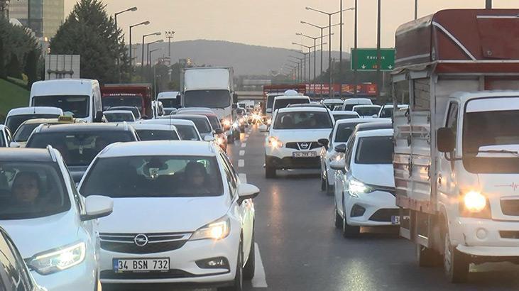 Ümraniye’de trafiği kilitleyen kaza! Demirler yola savruldu