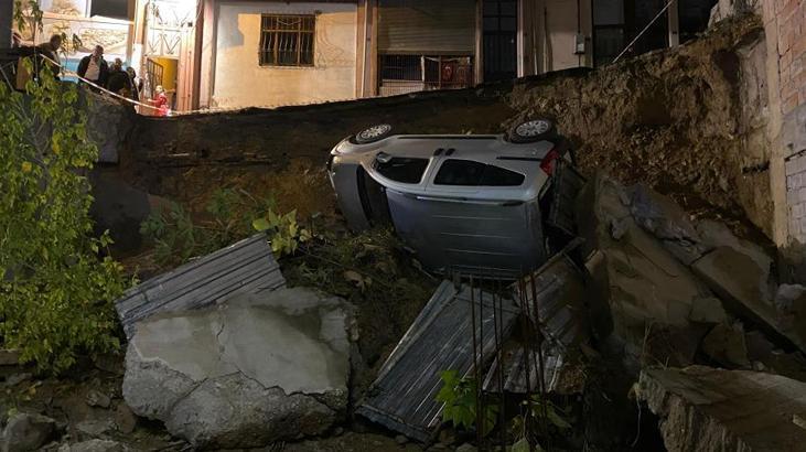 Gürültüyü duyan dışarı fırladı! Yol çöktü, araç inşaat temeline yuvarlandı