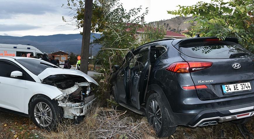 D100’de faciadan dönüldü! Otomobil ile cip çarpıştı: 2’si çocuk 6 yaralı