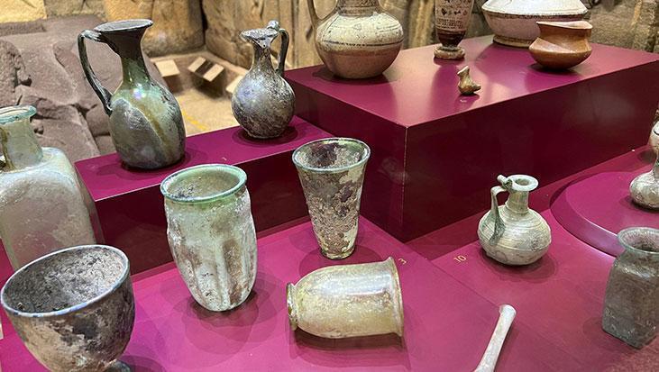 İadesi sağlanan 897 eser sergide: Altın taç, altın tabak, altın kaşık, sikke…