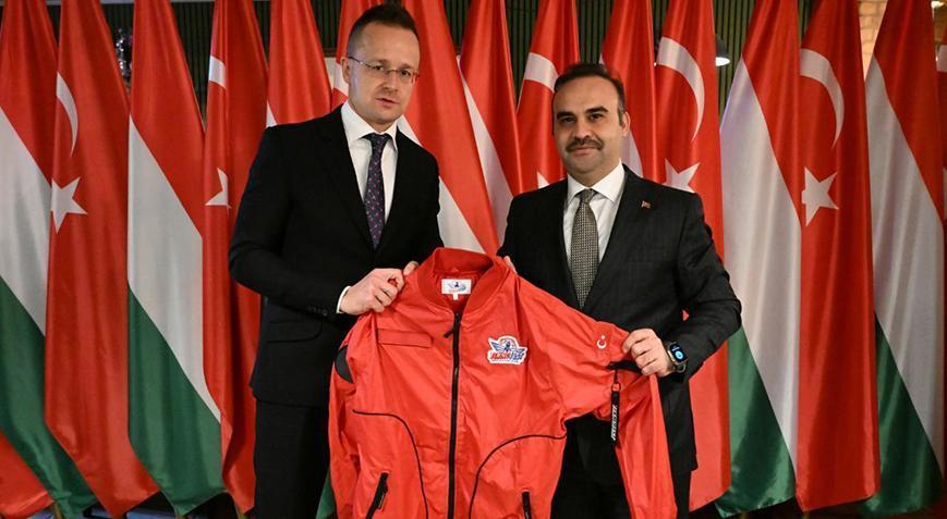 Bakan Kacır, Macaristan Dışişleri ve Ticaret Bakanı ile görüştü