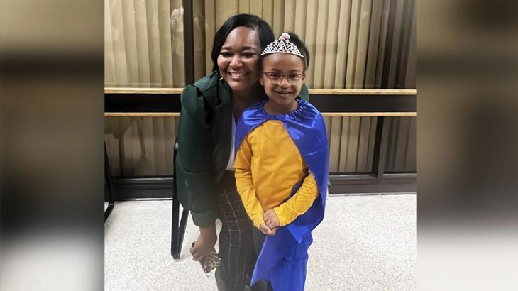 Küçük kahraman! 6 yaşındaki kız çocuğu, felç geçiren annesinin hayatını kurtardı