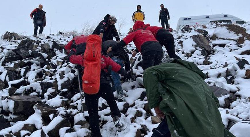 Kars’ta fırtına ve kar, etkili oldu! Çobanlar yollarını kaybetti