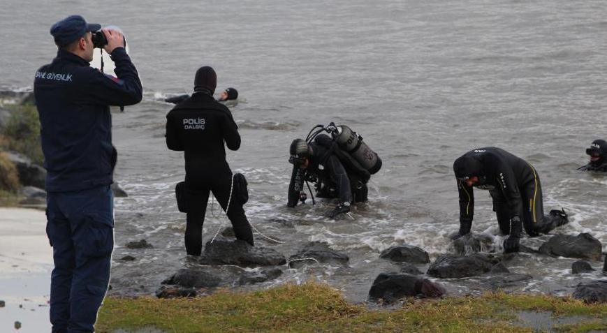 Karadeniz’i fırtına vurdu! Deniz taştı, dev dalgalar iki genci yuttu