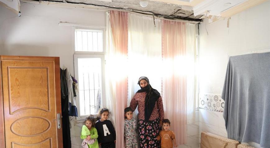 Uyurken 5 çocuğuyla dehşeti yaşadı! Tavan alçısı üzerlerine düştü