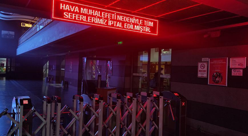 İstanbul fırtınaya teslim! Vapur seferleri iptal edildi, Marmaray ve metrobüste yoğunluk oluştu