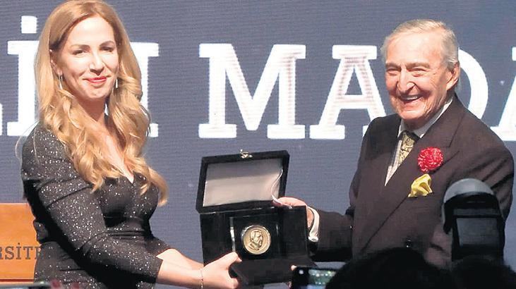 Rahmi M. Koç Bilim Madalyası Prof. Dr. Ayşe Zarakol’a