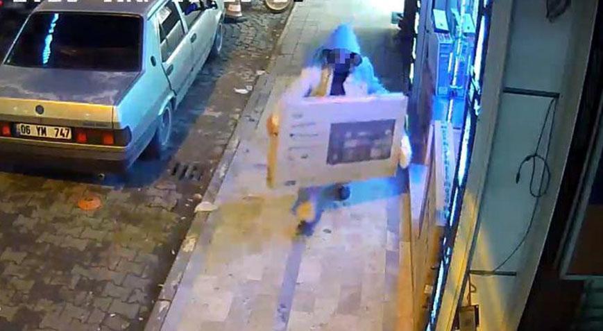 Çaktırmadan yanaştı televizyonu alıp kaçtı! İşte o görüntüler