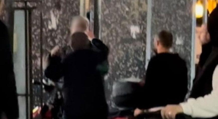 Kendisine hediye getiren adama saldırdı