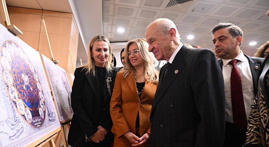 MHP Lideri Bahçeli kara kalem resim sergisine katıldı