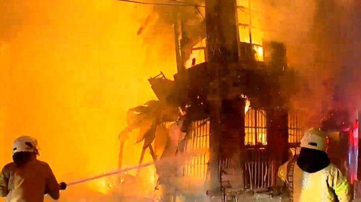 Beyoğlu’nda 2 katlı ahşap binada yangın! Müdahale sürüyor