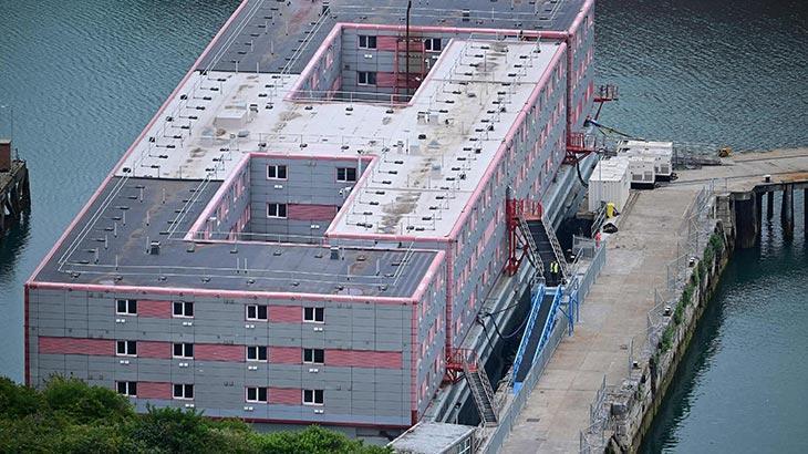 İngiltere’de bir sığınmacının hayatını kaybettiği ihtilaflı mülteci gemisi Bibby Stockholm hakkında ne biliniyor?