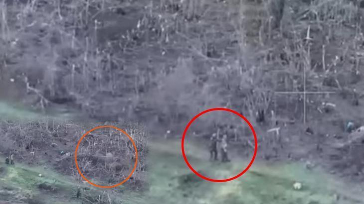 Esirleri canlı kalkan yaptılar! Skandal görüntü, omzunun üstünden nişan alıp çatışmaya girdi