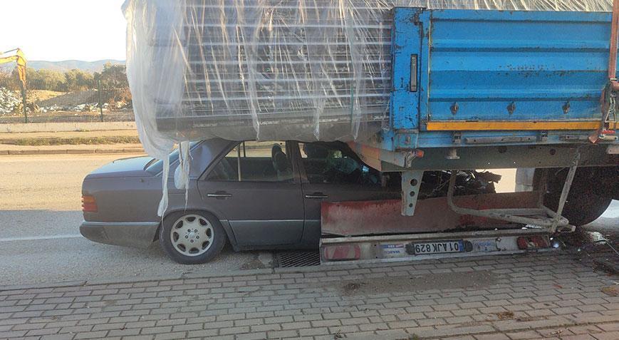 Feci kaza! Güneşliği indirdiği sırada TIR’a çarptı