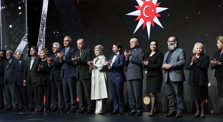 Emine Erdoğan Cumhurbaşkanlığı Kültür ve Sanat Büyük Ödülleri’ni alan sanatçıları kutladı