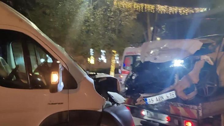 Otomobil ile servis minibüsü çarpıştı! Yaralılar var