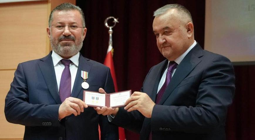 Türkiye’de ilk kez bir rektöre ‘TÜRKSOY 30. Yıl’ madalyası