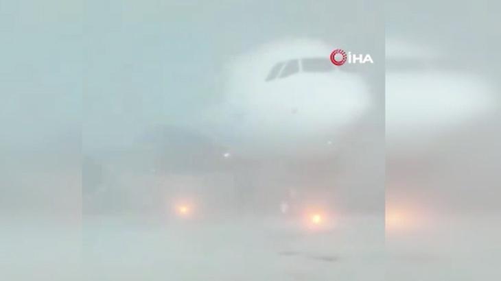 Hindistan’da yoğun sis! Göz gözü görmedi, uçuşlar ertelendi