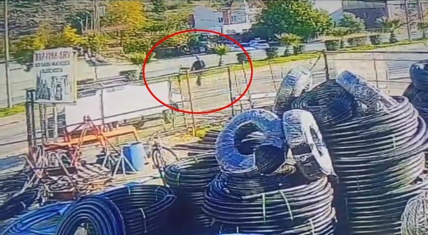 Otomobil yayaya böyle çarptı! Anbean kameralara yansıdı