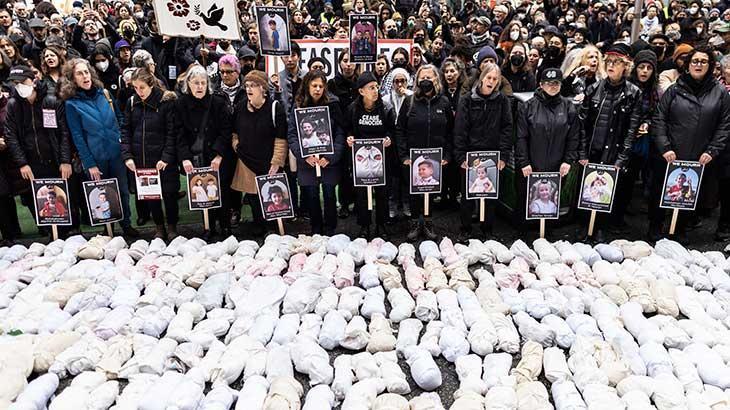 New York’ta Gazze yürüyüşü! Kefenli bebek maketleriyle eylem yaptılar