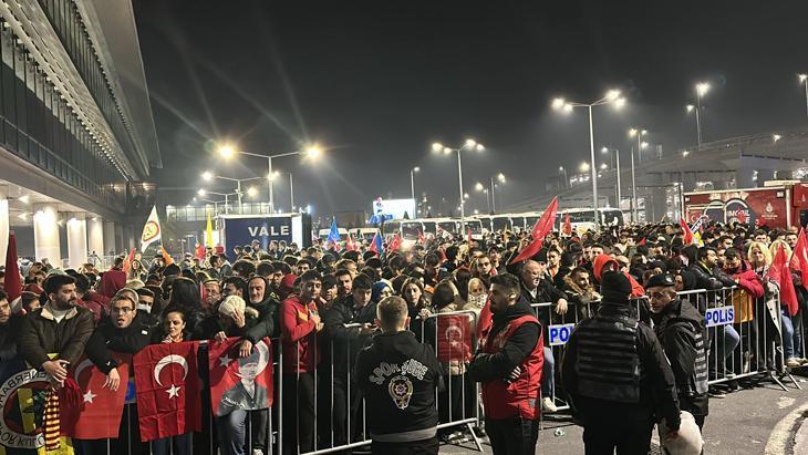 G.Saray yurda döndü, F.Bahçe yolda! Taraftarlar havaalanına akın etti